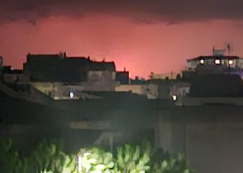 Fiamme altissime dentro la Saras: fuoco visibile in tutto l’hinterland Cagliaritano