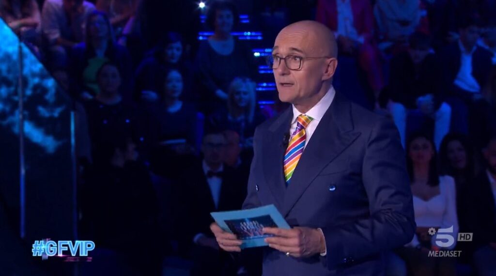 Alfonso Signorini è indagato per violenza sessuale ed estorsione