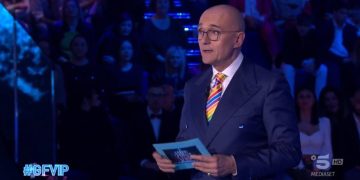 Alfonso Signorini è indagato per violenza sessuale ed estorsione