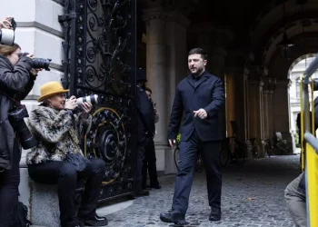 Zelensky oggi a Roma, vedrà il Papa e Meloni