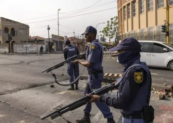 Uomini armati uccidono 10 persone in una sparatoria in Sudafrica