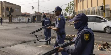 Uomini armati uccidono 10 persone in una sparatoria in Sudafrica