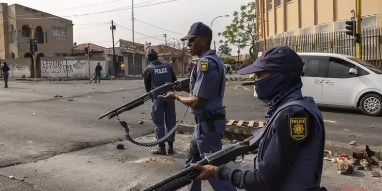 Uomini armati uccidono 10 persone in una sparatoria in Sudafrica