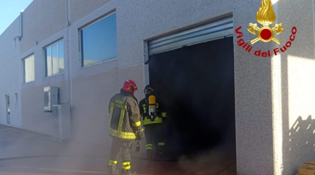 Arzachena, in fiamme capannone: intervento dei Vigili del Fuoco