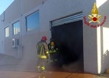 Arzachena, in fiamme capannone: intervento dei Vigili del Fuoco