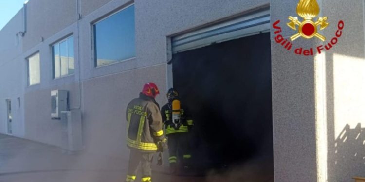 Arzachena, in fiamme capannone: intervento dei Vigili del Fuoco