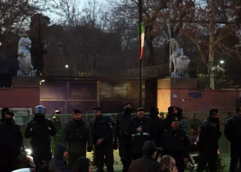 Il Regno Unito chiude temporaneamente l’ambasciata a Teheran