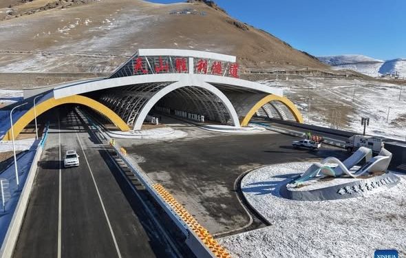 Cina, apre nello Xinjiang il tunnel autostradale più lungo del mondo