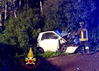Alghero, esce di strada e finisce contro un albero: un uomo in gravi condizioni