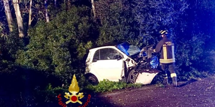 Alghero, esce di strada e finisce contro un albero: un uomo in gravi condizioni