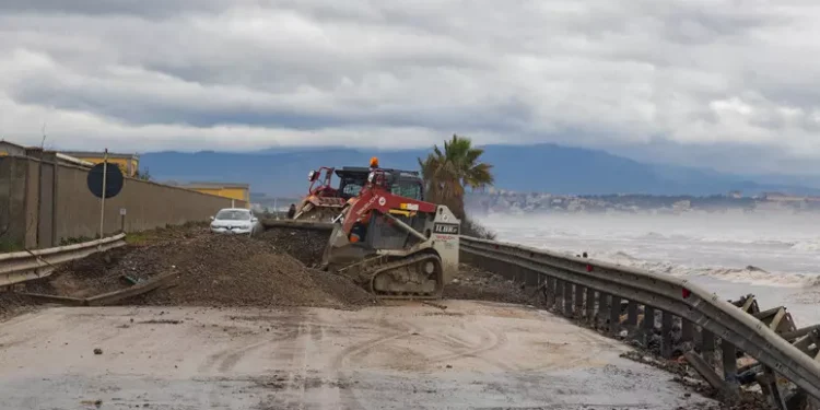 Maltempo, riapre un altro tratto di tre km della statale 195