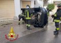 Paura a Nuoro, auto si ribalta: traffico in tilt