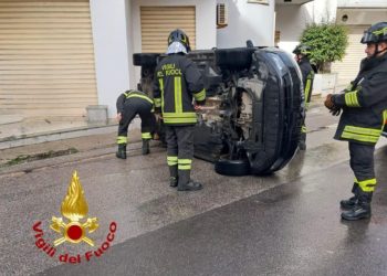 Paura a Nuoro, auto si ribalta: traffico in tilt