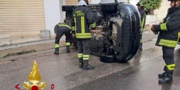 Paura a Nuoro, auto si ribalta: traffico in tilt