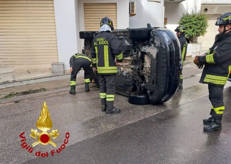 Paura a Nuoro, auto si ribalta: traffico in tilt