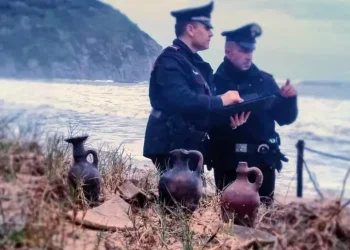 Maltempo in Sardegna, dal mare riaffiorano reperti di epoca fenicia