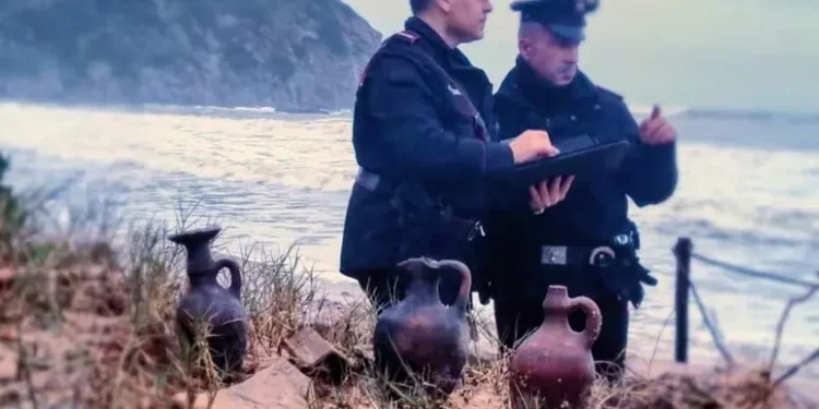 Maltempo in Sardegna, dal mare riaffiorano reperti di epoca fenicia