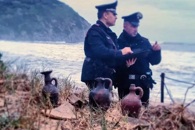Maltempo in Sardegna, dal mare riaffiorano reperti di epoca fenicia