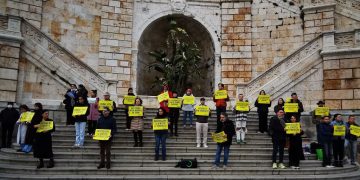 Quattro gatti in piazza a Cagliari in sostegno dei terroristi che stanno saccheggiando le città iraniane