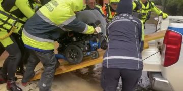 Capoterra, le onde dentro le case: evacuazioni delle persone in difficoltà