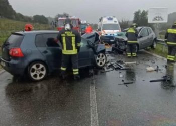 Frontale nel Nuorese: in 4 estratti dalle lamiere