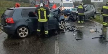 Frontale nel Nuorese: in 4 estratti dalle lamiere