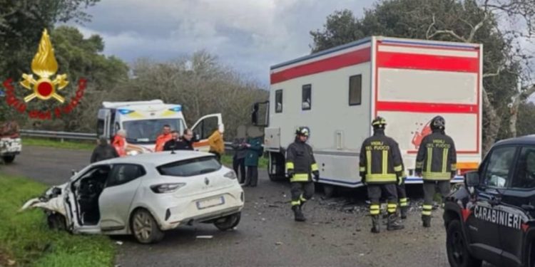 Frontale in Gallura: due persone rimangono incastrate tra le lamiere