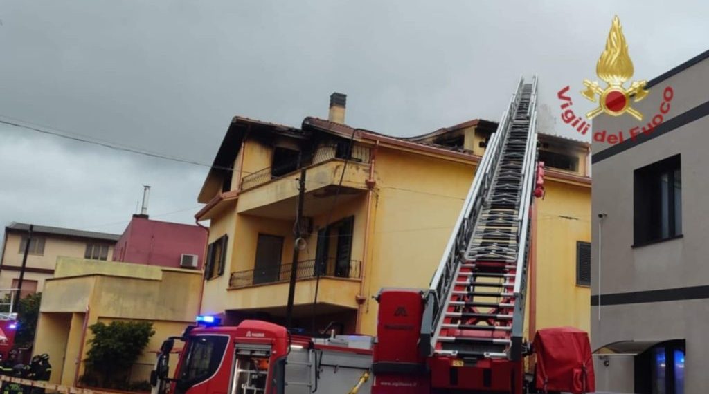 Paura a Villacidro, abitazione in fiamme: intervento dei Vigili del fuoco
