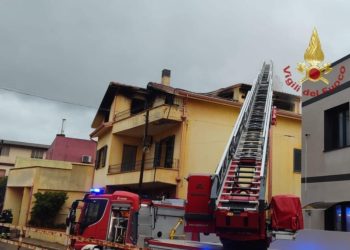 Paura a Villacidro, abitazione in fiamme: intervento dei Vigili del fuoco