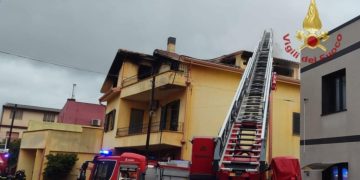 Paura a Villacidro, abitazione in fiamme: intervento dei Vigili del fuoco
