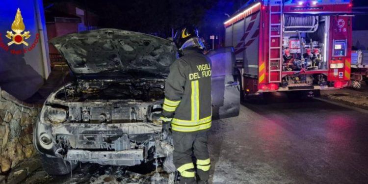 Notte di paura nel Nuorese: auto in fiamme in tutta la provincia