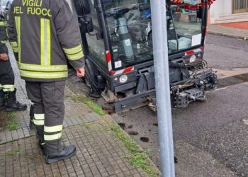 Si apre una buca in strada a Nuoro, macchina spazzatrice resta bloccata
