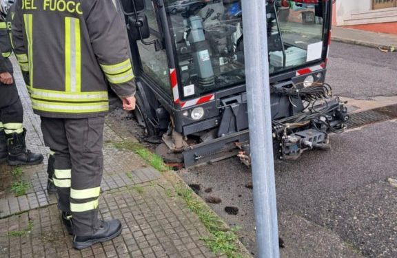Si apre una buca in strada a Nuoro, macchina spazzatrice resta bloccata