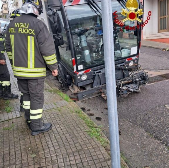 Si apre una buca in strada a Nuoro, macchina spazzatrice resta bloccata