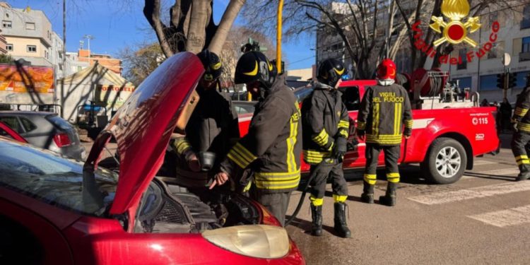 Sassari, auto prende fuoco in centro
