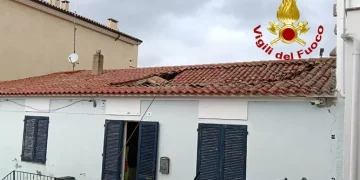 Crolla il tetto di una casa a S.Teresa Gallura