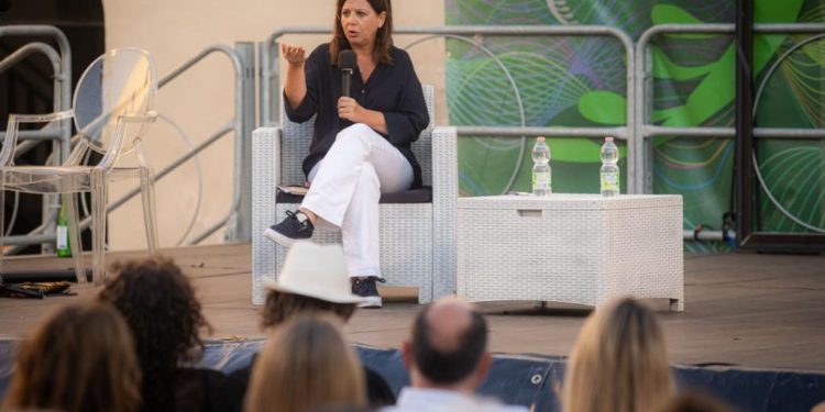 Speciale “Dietro le pagine – Festival Letterario Neanche gli Dei”: Raffaella Alois