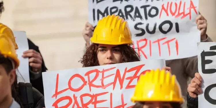 Flash mob Rete studenti a Roma per ricordare Lorenzo Parelli