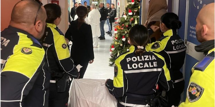 La Befana dei Vigili porta sorrisi negli ospedali di Cagliari