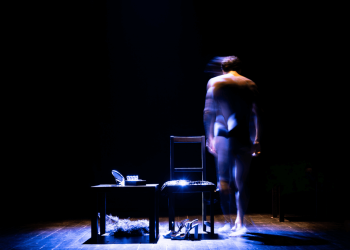 Al Civico di Alghero Riot Act con Massimo Di Michele apre la stagione 2026 dei Teatri di Prima Necessità