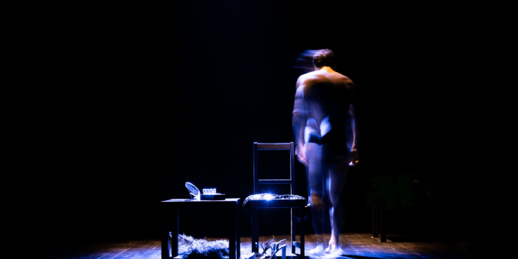 Al Civico di Alghero Riot Act con Massimo Di Michele apre la stagione 2026 dei Teatri di Prima Necessità