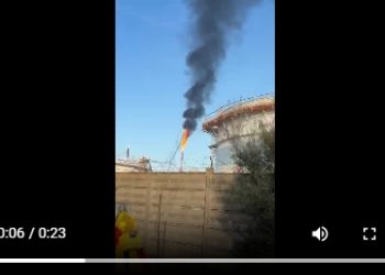 Inizia il 2026 ma alla Saras non cambia nulla: puzza nauseabonda e fumi neri sopra le teste dei cittadini