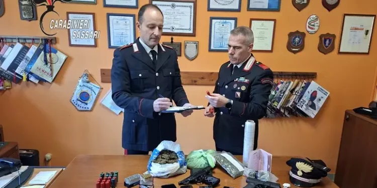 Un arsenale di armi e droga in casa, due uomini arrestati a Ittiri
