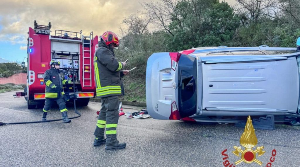 Sorradile, si ribalta con la macchina e rimane incastrato tra le lamiere