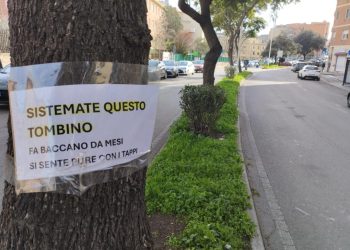Cagliari, la protesta dei residenti: «Quel tombino non ci fa dormire»