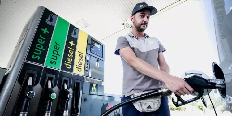 Effetto accise sui carburanti, il gasolio supera la benzina