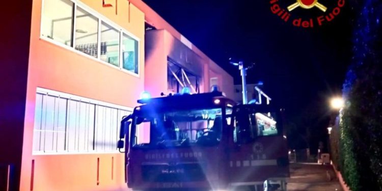 Abitazione in fiamme ad Alghero: una persona soccorsa dal 118