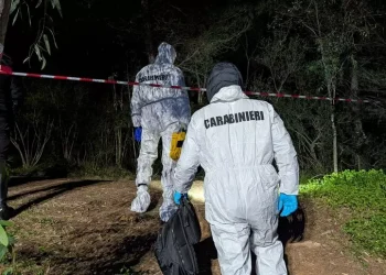 Terrore a Carbonia, cadavere avvolto dal fuoco in un parco: indagini in corso
