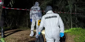 Terrore a Carbonia, cadavere avvolto dal fuoco in un parco: indagini in corso