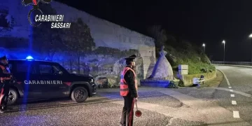 A spasso in auto con cocaina, un fucile, munizioni e coltello